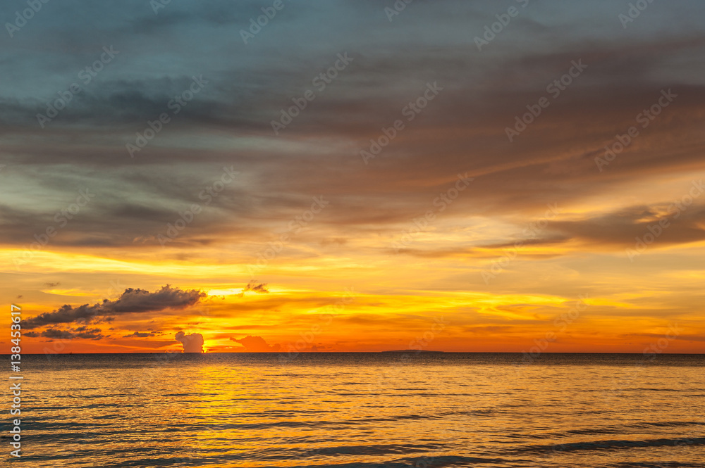 Obraz premium Beautiful sunset at Boracay beach, Philippines