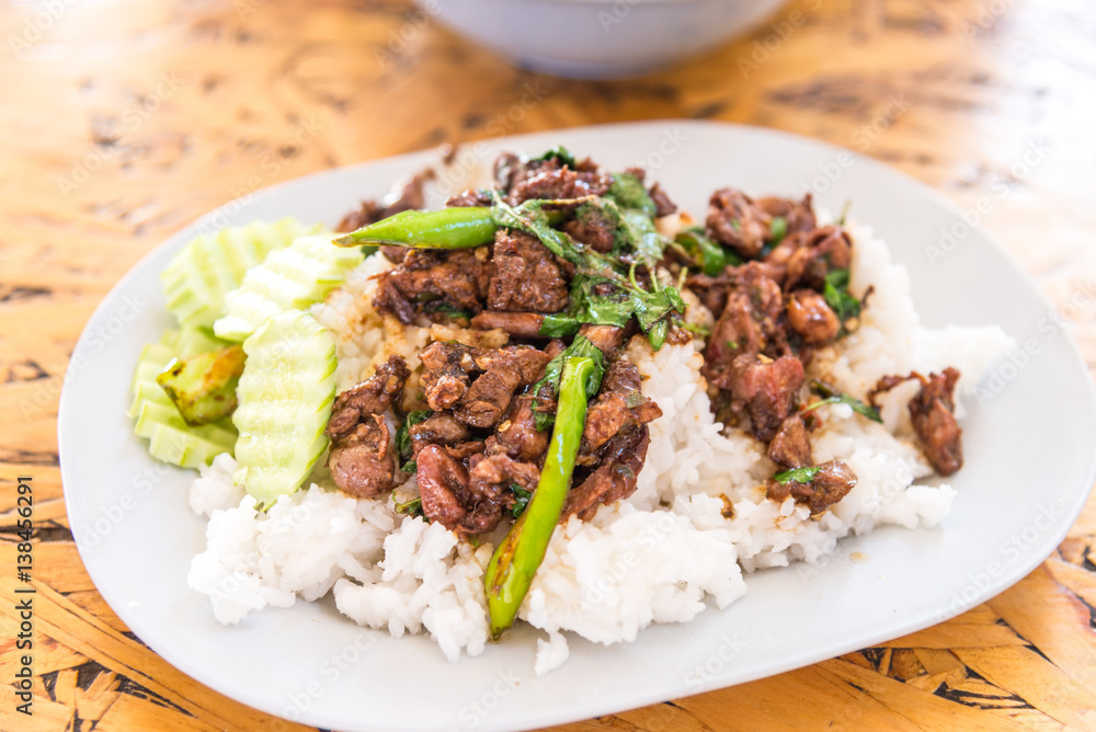 Rice topped with stir-fried chicken and basil Rice topped with stir-fried chicken and basil