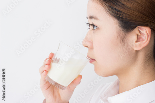 牛乳を飲む若い女性