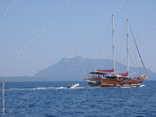 Caicco di legno sul mare in Turchia.