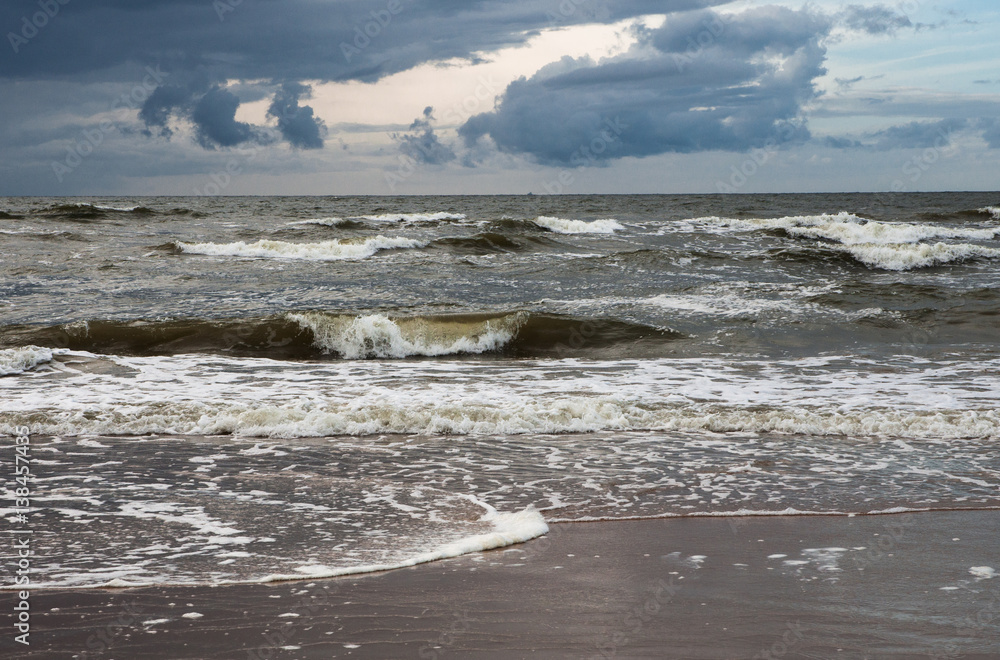 Облака и волны Балтийского моря
