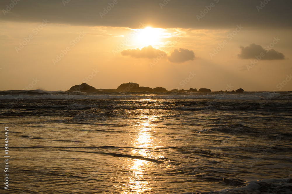Naklejka premium Красивый закат над океаном. Камни в океане на фоне заката