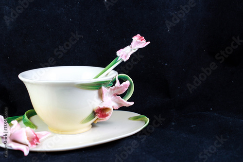 Obraz na plátně porcelain cup of tea with a lily