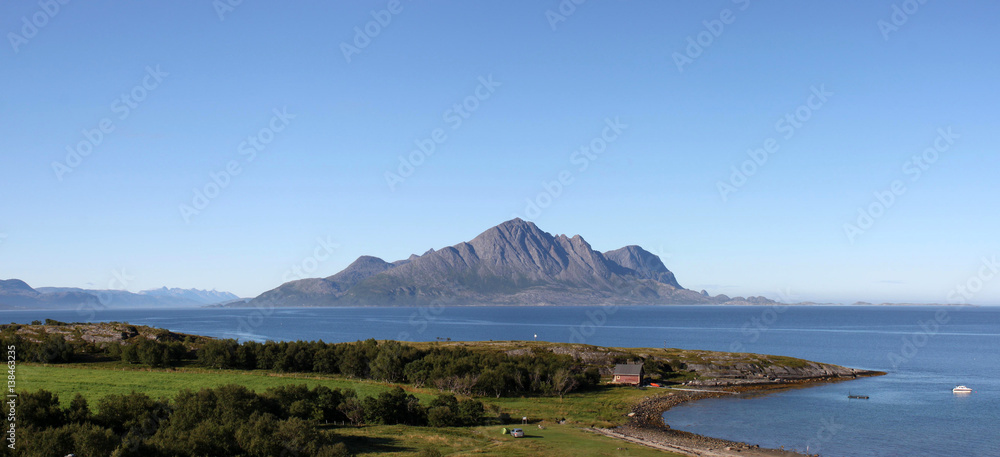 Panorama mit Meeresbucht und Küste mit einsamem Haus, Auto, Zelt und Insel Tomma im Hintergrund. Stokkvagen, Nordland, Norwegen