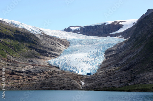 See Svartisvatnet in Helgeland; Nordland; Norwegen, mit Gletscher Svartisen im Hintergrund