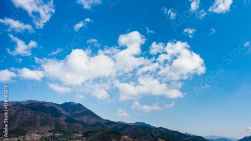 Wallpaper Mural 산 위로 구름이 흘러가는 모습. 타임랩스 Torontodigital.ca