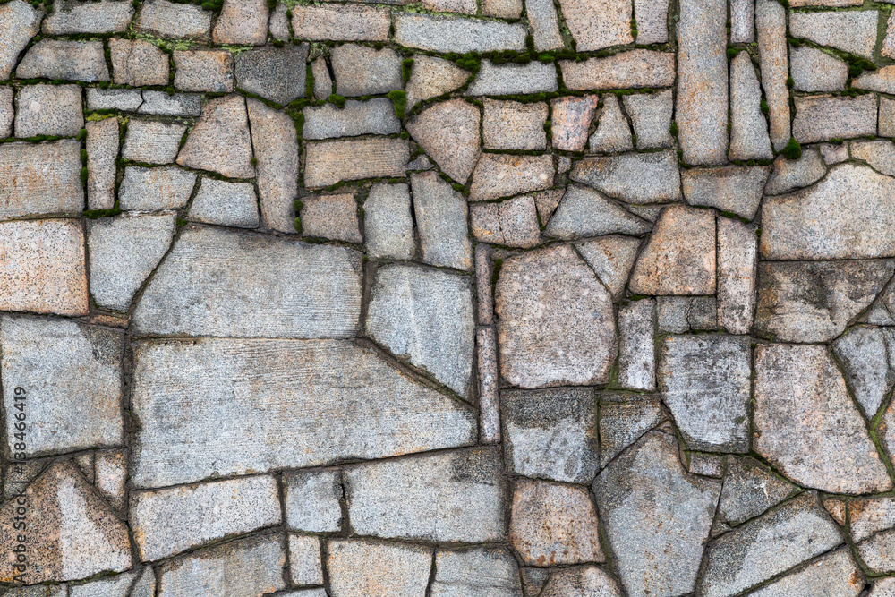 Obraz premium Textured gray wall with cracks and moss