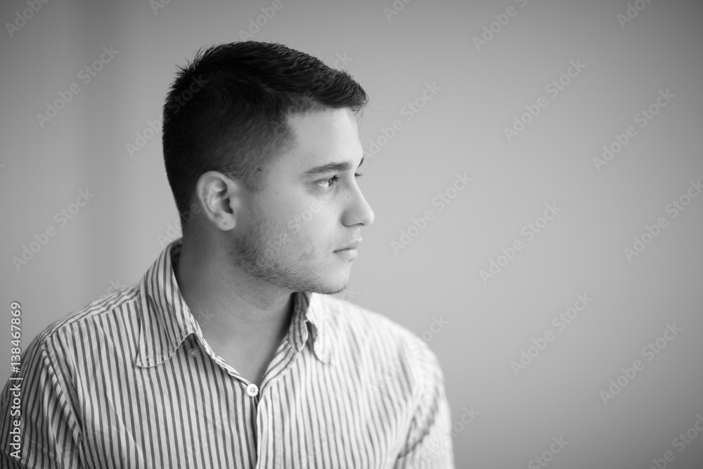 Obraz premium Monochrome portrait of a young man in profile.