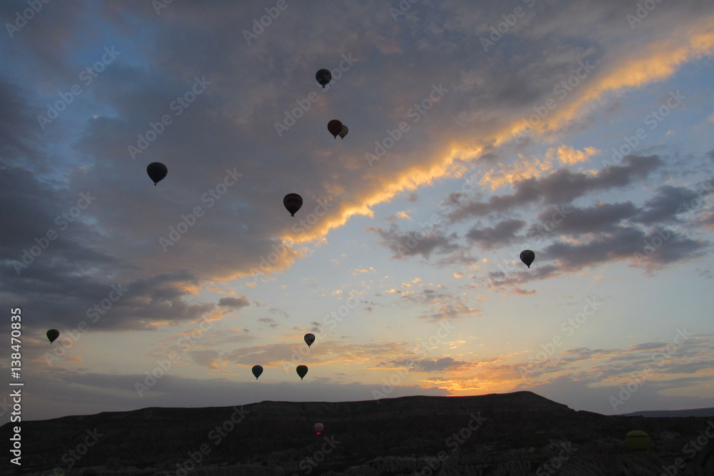 ballons bei Sonnenaufgang