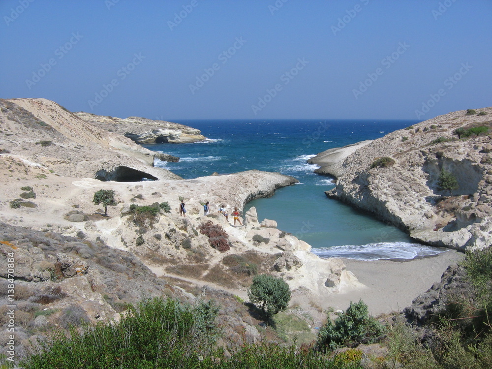 Spiaggia nelle rocce nell'isola di Milo nelle Cicladi in Grecia. 