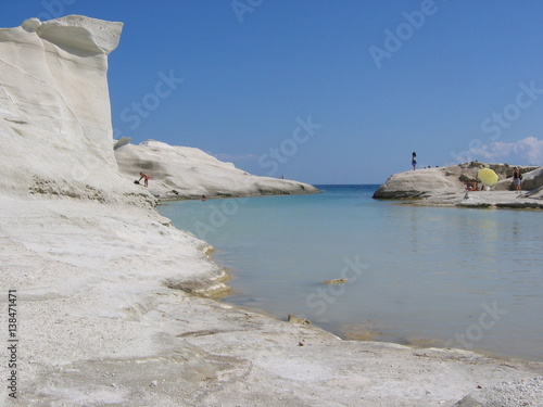 Spiaggia di rocce bianche lunari a Milo nelle isole cicladi in Grecia. photo