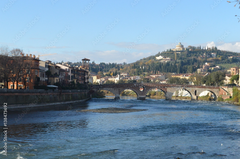 Fototapeta premium Vista sul fiume Adige e ponte Pietra di Verona