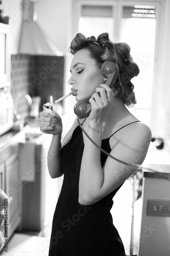 Samolepka Bellissima ragazza si accende la sigaretta mentre parla al telefono