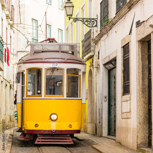 Historische Strassenbahn in Lissabon photo