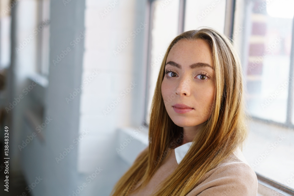 schöne frau steht am fenster schöne frau steht am fenster