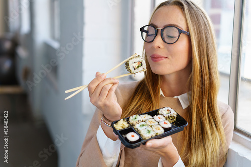 frau genießt sushi in ihrer wohnung