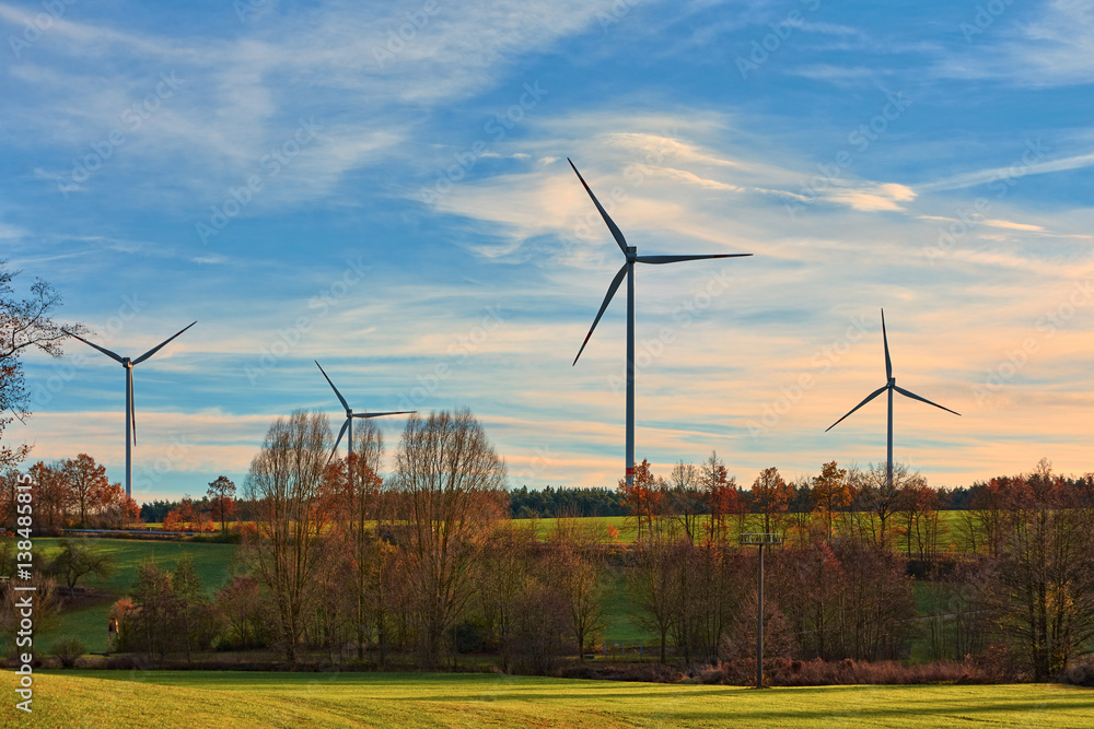 Fototapeta premium Windräder im Herbst