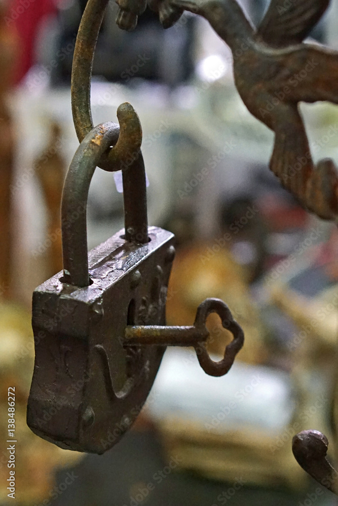 altes Vorhängeschloss mit Schlüssel