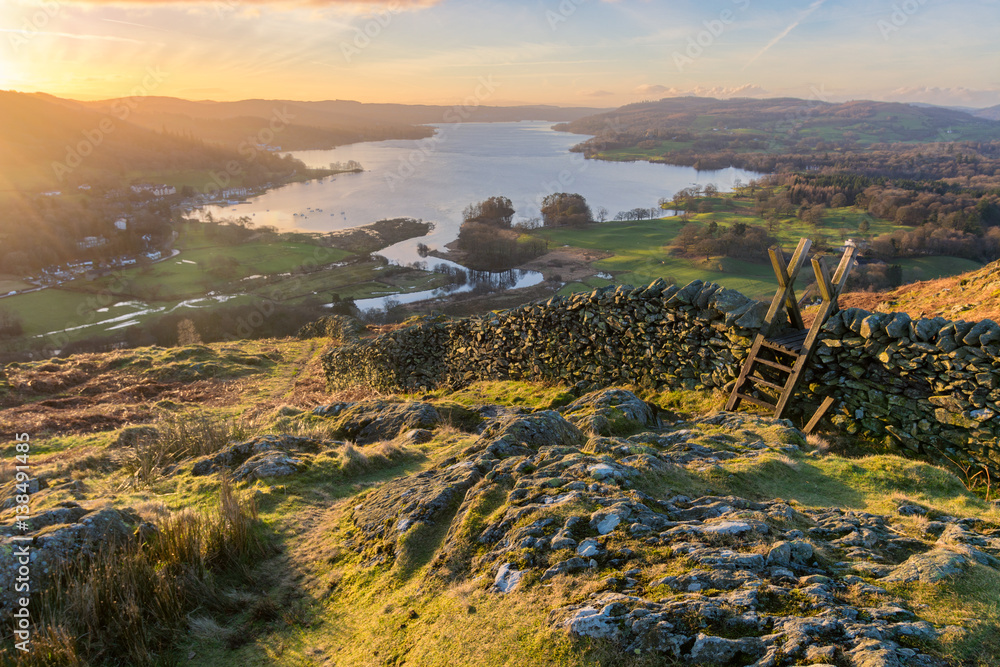 Obraz premium Lake Windermere in the English Lake District taken at sunrise with vibrant colours and golden morning light.