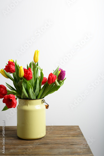 Fototapeta Naklejka Na Ścianę i Meble -  Tulips in a vase on the table