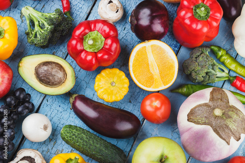 Foto Set of different colorful vegetables and fruits on the wooden background