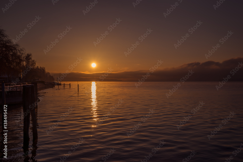 Ein ruhiger Sonnenuntergang am Bodensee früh morgens, Deutschland