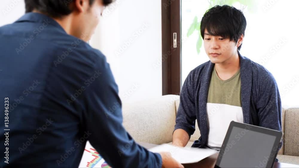 説明を受ける男性（ビジネス・会話・打ち合わせ）