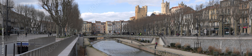 Narbonne, Aude : panoramique du centre-ville et du canal de la Robine.