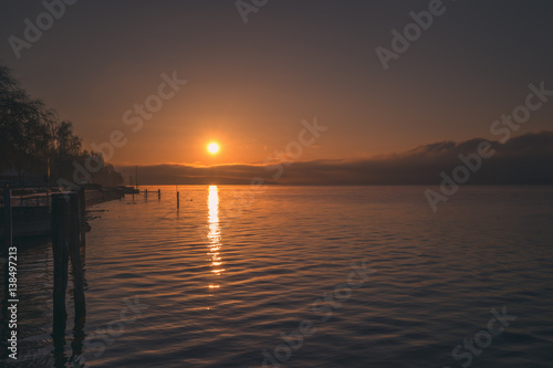 Sonnenaufgang oder Sonnenuntergang am Ufer vom Bodensee  Deutschland