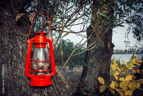 Масляная лампа в осеннем саду