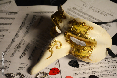 Tableau sur toile Bodegón: máscara de teatro y música.