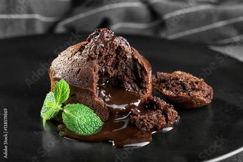 Foto Chocolate fondant with mint on plate, closeup