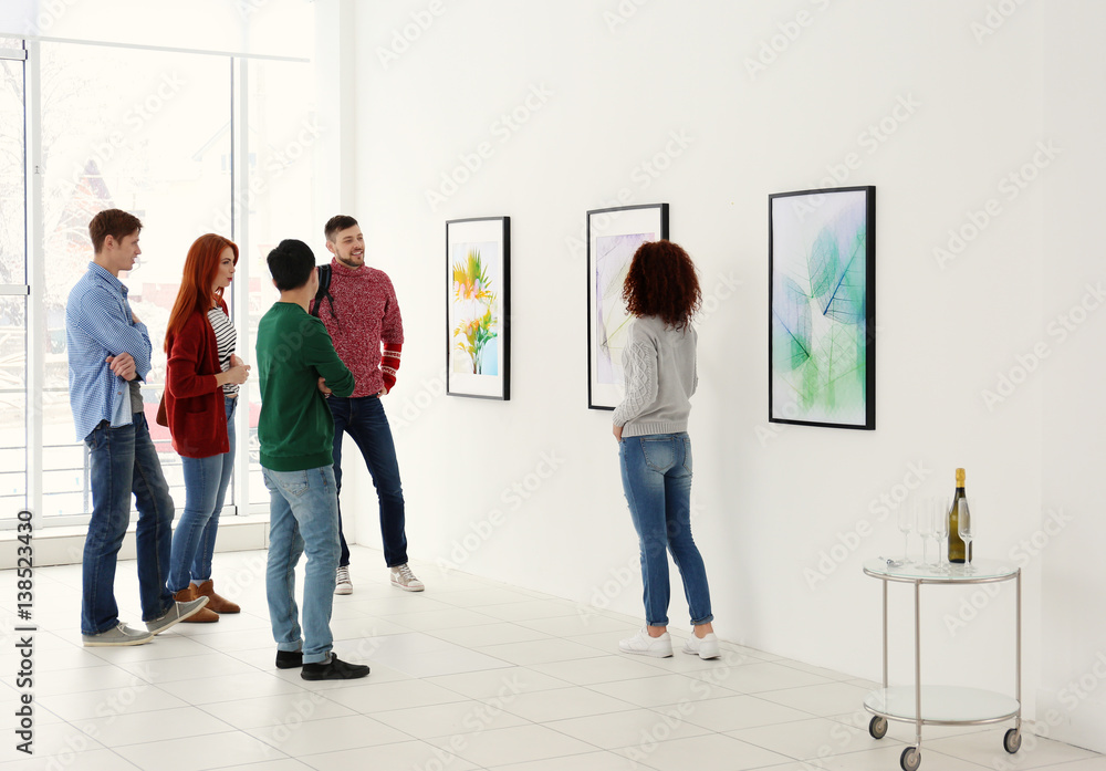 Naklejka premium Young people in modern art gallery hall