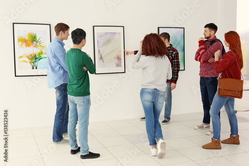 Fotografie Young people in modern art gallery hall