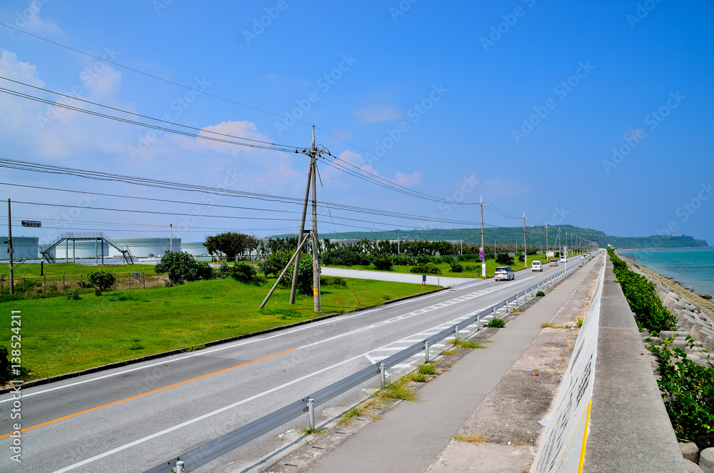 沖縄の海岸線の道