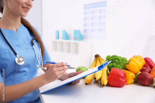 Young female nutritionist w...
