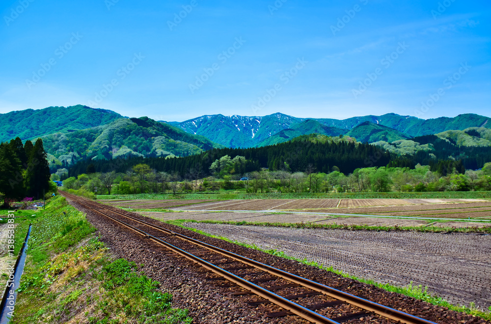 Fototapeta premium 線路のある長閑な風景(秋田県仙北市)