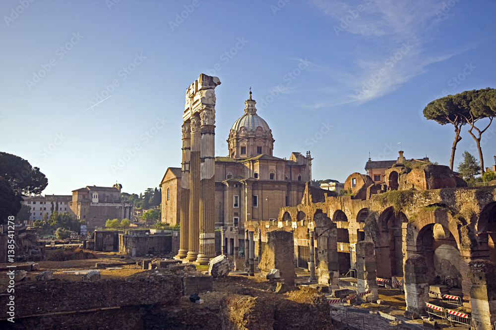 Fototapeta premium Il Colosseo e altri monumenti di Roma. Una città piena di storia.