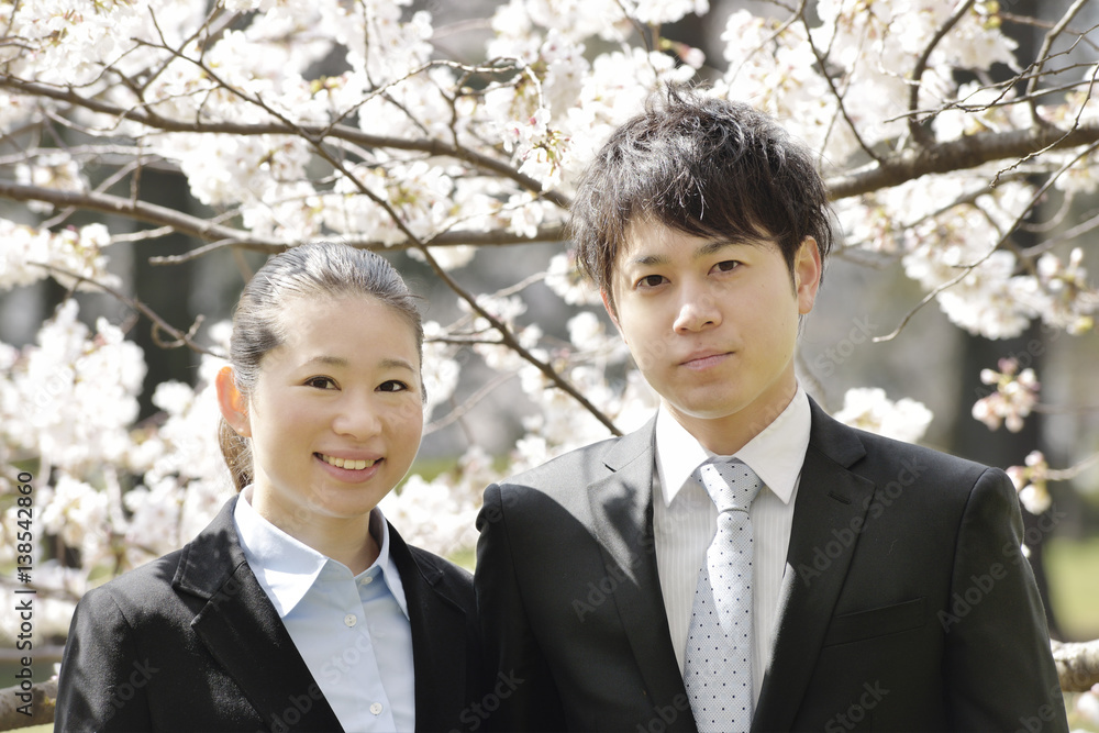 サクラの木の下のフレッシュマン