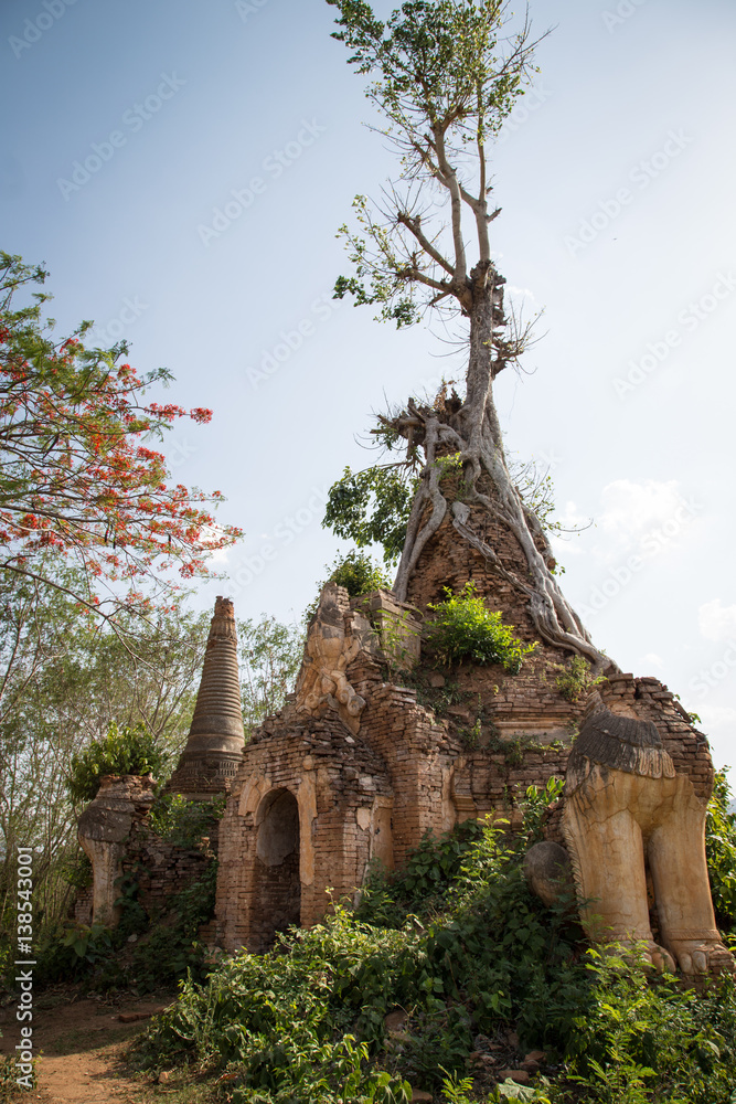 Obraz premium Inthein temples (Indein), Inle Lake, Myanmar