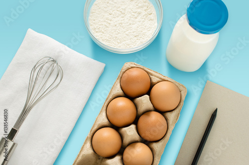 Bio Eier, Mehl und Milch zum backen