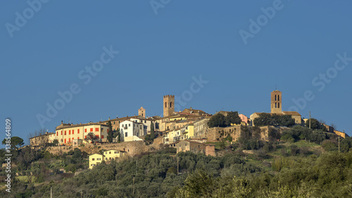 Foto Beautiful panorama of the medieval village of Montepescali overlooking the whole