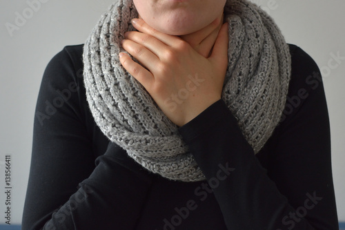 Junge Frau leidet an Halsschmerzen