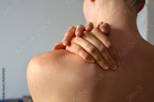 Junge Frau leidet an Nackenschmerzen