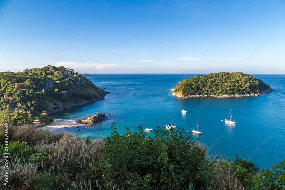 Obraz premium Naiharn bay with yatch boat at windmill viewpoint