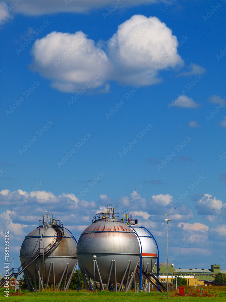 fuel tank in the refinery