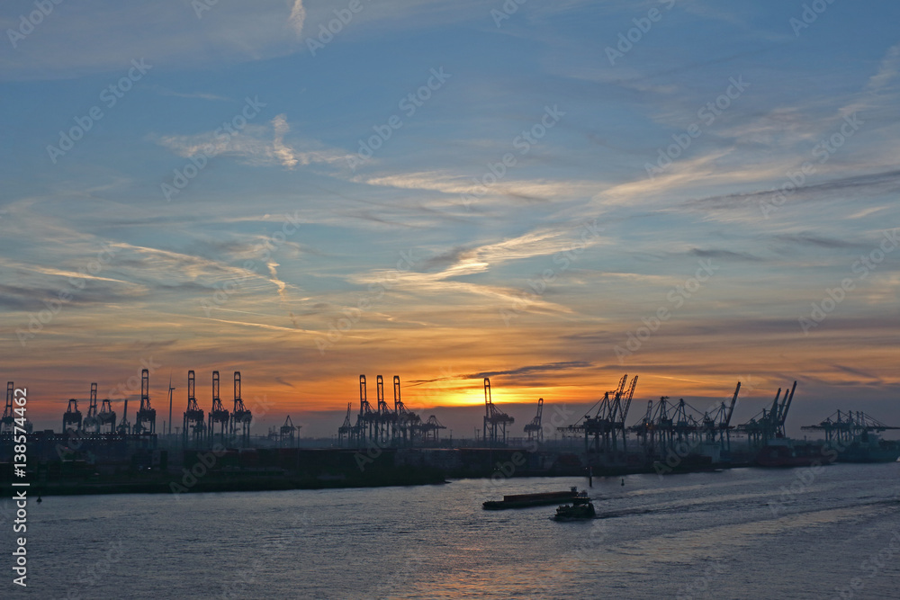 Kräne im Hamburger Hafen bei Sonnenuntergang