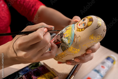 Fotografie Master decorating matrioshka close up shot