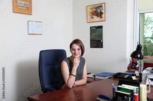 Biznesmenka, przedsiębiorca, uśmiechnięta w biurze.