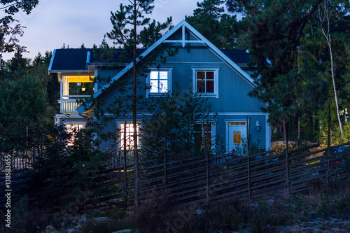 En villa i skogen på Värmdö fotat på natten photo